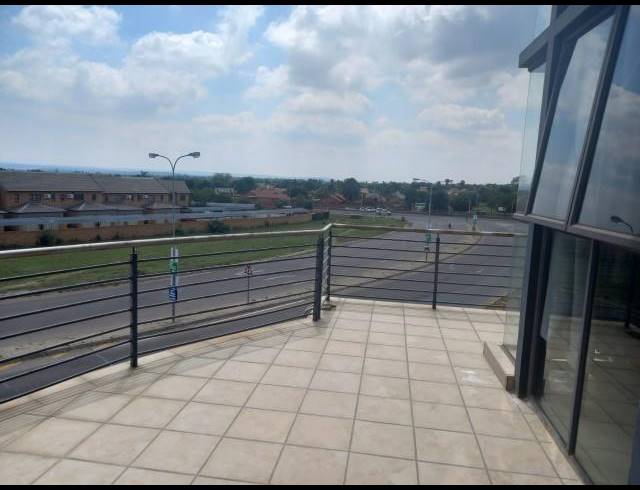 1 BEDROOM APARTMENT FOR SALE IN ROOIHUISKRAAL NORTH